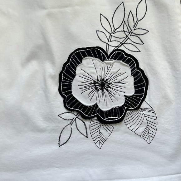 Style & Co. 20W White Skirt with Decorative Flower - Picture 2 of 7